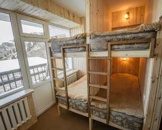 Курортные отели Shymbulak Resort Hotel Алматы Кровать в общем номере с 4 кроватями-1